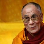 Dalai Lama genera polémica por video donde aparece besando a niño en la boca